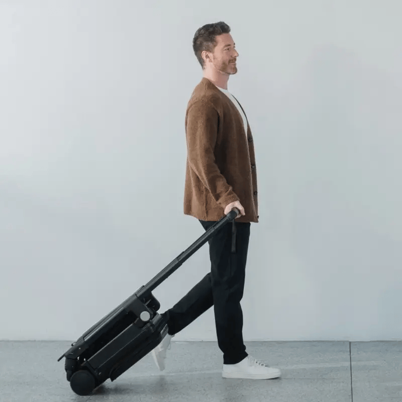 Ansicht des Zusammenklappens des TernX als Handgepäck im Flugzeug